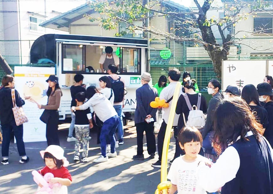 ユーススタンドの前で寛ぐ人々