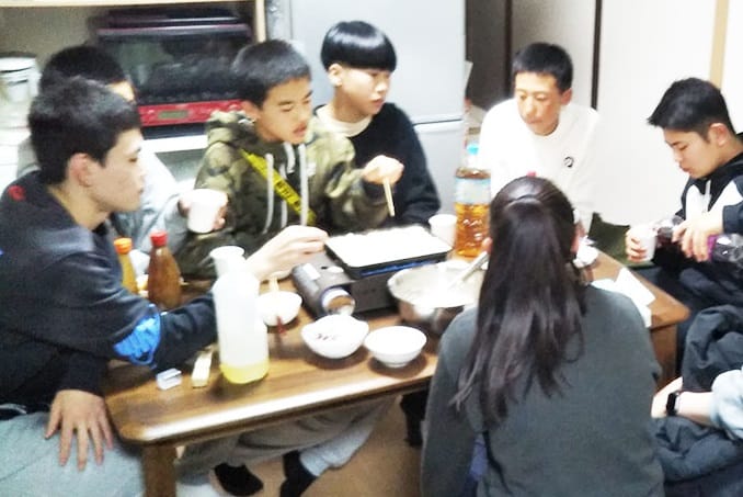 ユースセンターで団らんする若者たち