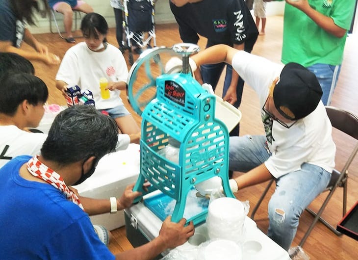 ユースセンターで工作をする人々