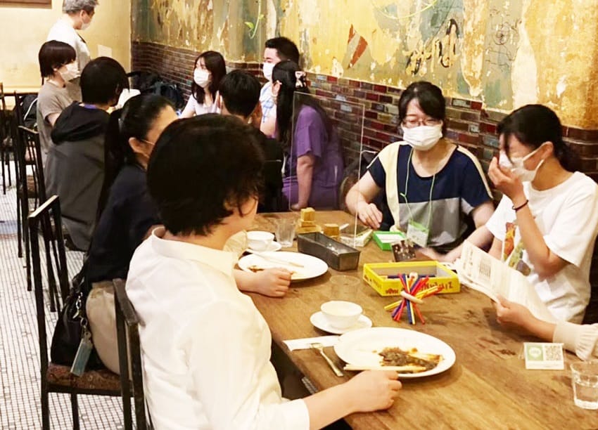 食事をしながら話す人々