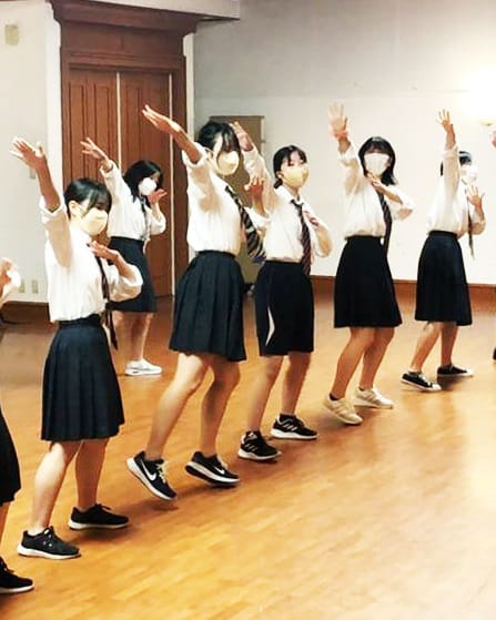 制服でダンスをしている女子たち